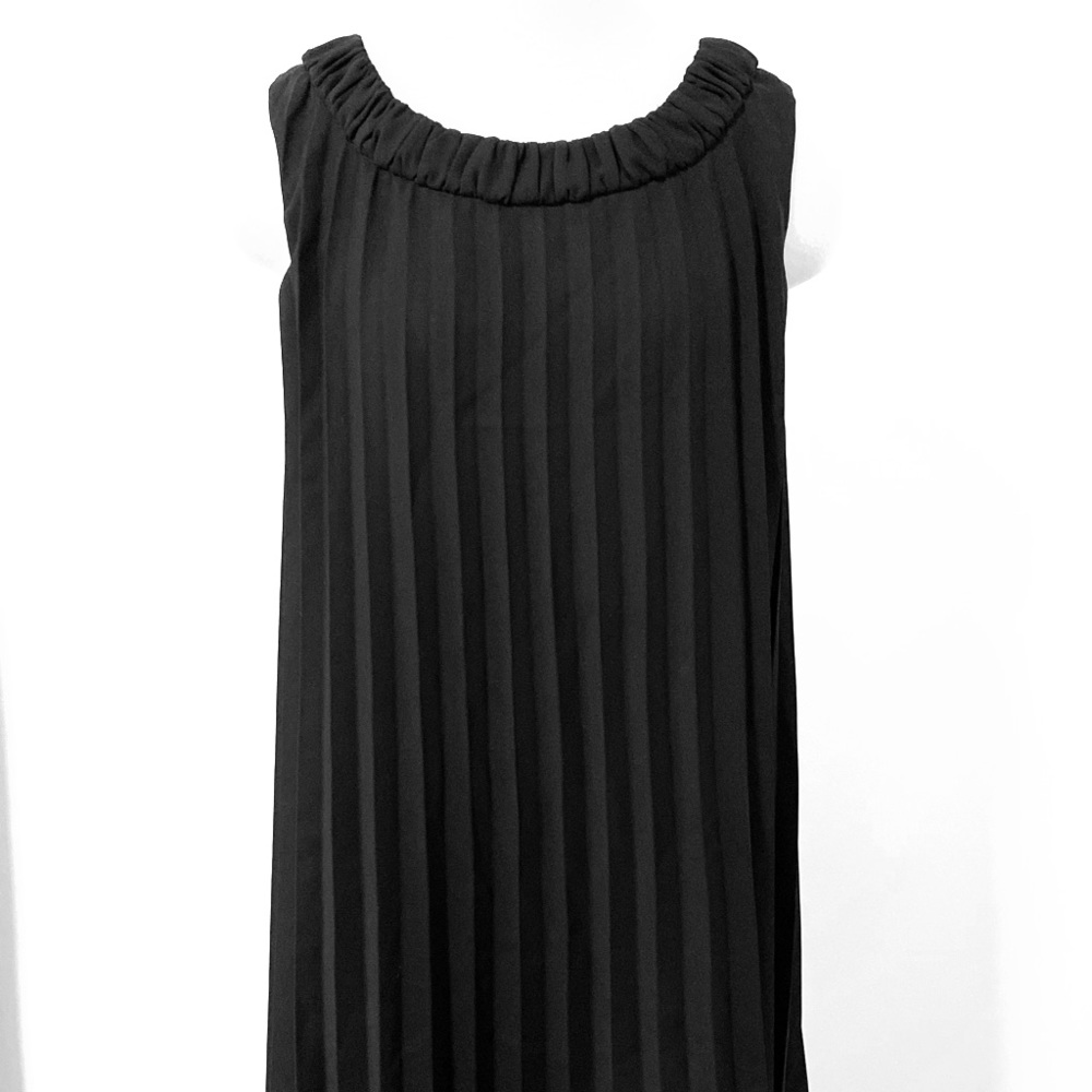 Perfect little black dress!